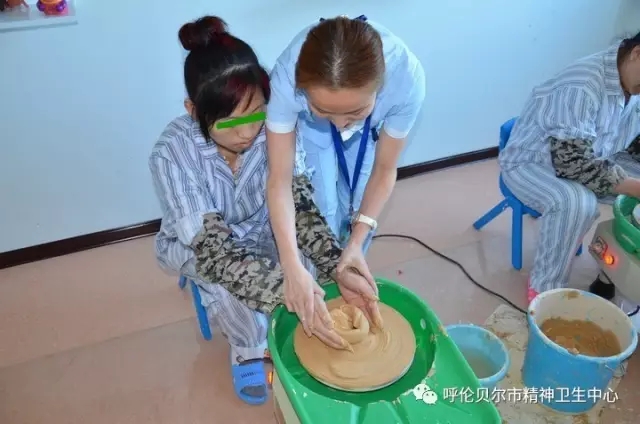 呼倫貝爾市精神衛(wèi)生中心組織患者職業(yè)康復(fù)技能訓(xùn)練作品展示活動(dòng)5.webp.jpg